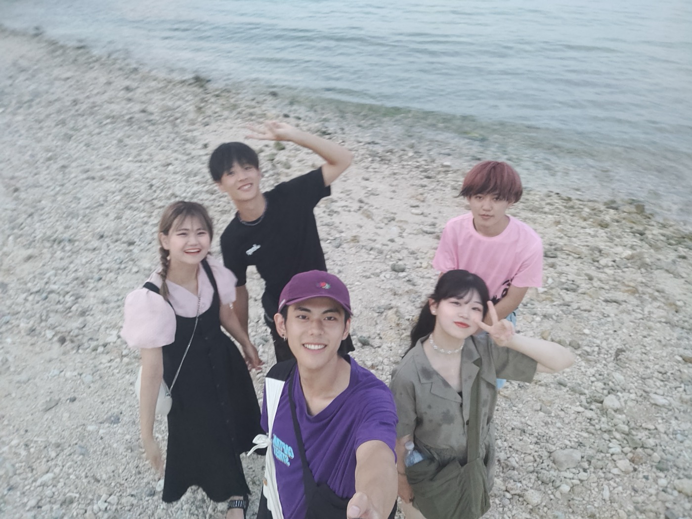 ビーチで写る参加者5人の集合写真